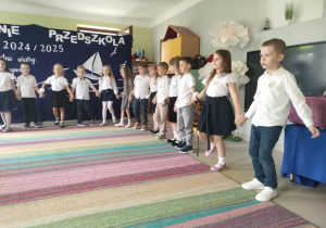 Uroczysty taniec poloneza wśród dzieci z grupy "Pszczółek".