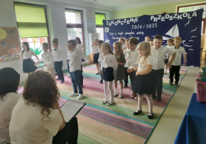 Wszystkie dzieci tańczą układ "Makarena".