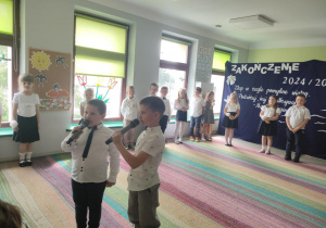 Młodsze dzieci żegnają się ze starszakami, odchodzącymi już do szkoły.