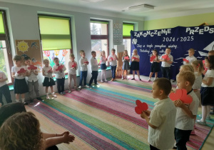 Wszystkie "Pszczółki" podczas śpiewu piosenki "Cudownych Rodziców mam".