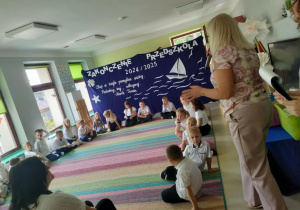 Pani Dyrektor - Anna Kasprowicz gratuluje dzieciom pięknego występu.