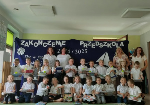 Pamiątkowa fotografia podczas Uroczystości Zakończenia Przedszkola w grupie "Pszczółek".