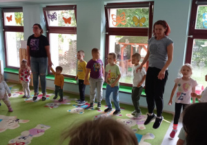 "Pszczółki" i "Niedźwiadki" podczas zabaw muzyczno-ruchowych.