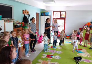 "Niedźwiadki" i "Pszczółki" w trakcie zabawy muzyczno-ruchowej.