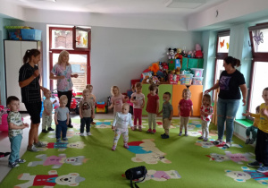 Wspólne zabawy muzyczno-ruchowe "Pszczółek" i "Niedźwiadków".