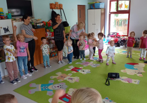 "Pszczółki" i "Niedźwiadki" biorą udział w zabawach muzyczno-ruchowych.
