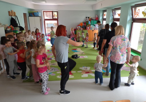 "Pszczółki" i "Niedźwiadki" podczas zabaw muzyczno-ruchowych.