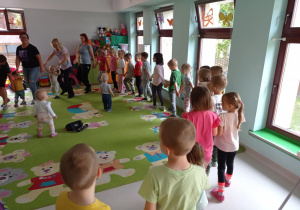"Niedźwiadki" i "Pszczółki" w trakcie zabawy muzyczno-ruchowej.