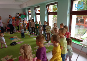 Wspólne zabawy muzyczno-ruchowe "Pszczółek" i "Niedźwiadków".