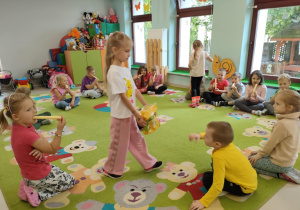 "Pszczółki" podczas przerwy na poczęstunek.