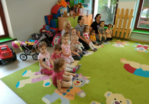 "Niedźwiadki" oglądają występy starszych rówieśników.