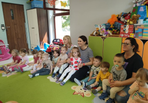 "Niedźwiadki" oglądają występy starszych rówieśników.