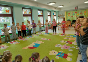Dzieci z grupy "Pszczółek" śpiewają jedną z ulubionych piosenek ZoZi "Na zakończenie".