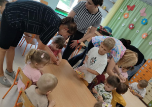 "Niedźwiadki" podczas przerwy na poczęstunek.