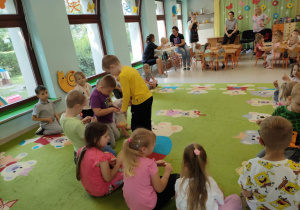 "Pszczółki" podczas przerwy na poczęstunek.