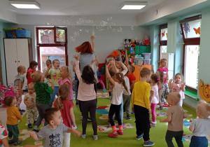 Wspólna zabawa "Niedźwiadków" i "Pszczółek", przy piosence "Bańkę łap".