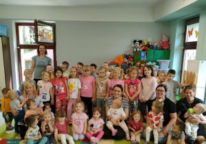 Pamiątkowe zdjęcie "Pszczółek" oraz "Niedźwiadków" wraz z ciociami.