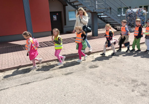 Dzieci z grupy "Biedronek" rozpoczynają Grę Terenową.