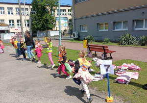 Dzieci z grupy "Biedronek" rozpoczynają Grę Terenową.