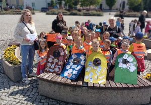 Dzieci z grupy najstarszej prezentują szablony koszy do segregacji z naklejonymi odpadami.