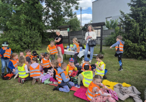 Finał Gry Terenowej - dzieci odpoczywają, spożywając przygotowane przekąski.
