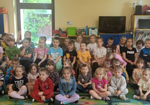 Dzieci z grupy "Żabek" i "Biedronek" podczas wizyty młodzieży z Technikum w Ozorkowie.
