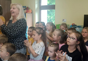 Wspólna zabawa przedszkolaków i młodzieży z Technikum w Ozorkowie.