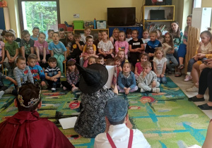 Akcja "CZYTANIE ŁĄCZY POKOLENIA" w wykonaniu uczniów z Technikum w Ozorkowie.
