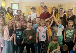 Pamiątkowe zdjęcie "Biedronek" oraz uczniów z Technikum w Ozorkowie po przeprowadzonych, bajkowych zajęciach.