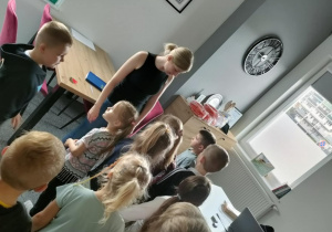 Pani Milena oprowadza "Pszczółki" po budynku szkoły językowej.
