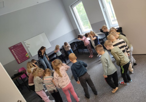 Dzieci z grupy "Pszczółek" podczas anglojęzycznej zabawy ruchowej.