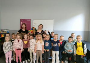 Zakończenie zajęć pokazowych z języka angielskiego - dzieci z grupy "Pszczółek" wraz z nauczycielką oraz panią lektor - p. Weroniką.