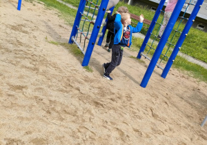"Pszczółki" aktywnie spędzają czas na placu zabaw.