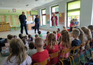 Pani Dyrektor Anna Kasprowicz przedstawia Funkcjonariuszy Policji.
