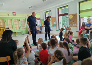 Funkcjonariusze odpowiadają na pytania dzieci.