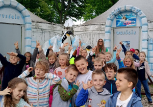 Dzieci z grupy "Biedronek" na terenie "Dinoparku" w Kołacinku.