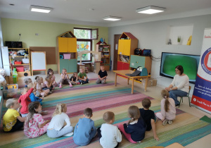 "Pszczółki" rozmawiają na temat tego, czym zajmuje się Stacja Sanitarno-Epidemiologiczna.