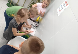 Mini szkolenie z prawidłowego mycia rąk.