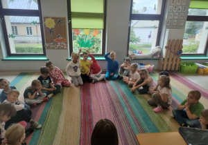 Pogadanka nt nadchodzących wakacji w grupie "Pszczółek", prowadzona przez p. Annę Dobrysiak.