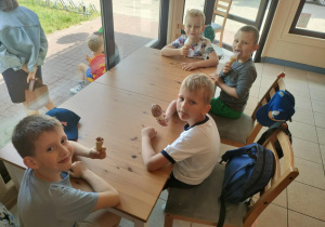 Dzieci z grupy "Pszczółek" podczas degustacji pysznych, orzeźwiających lodów.