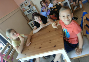 Dzieci z grupy "Pszczółek" podczas degustacji pysznych, orzeźwiających lodów.