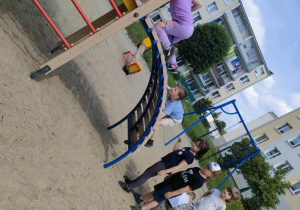 "Pszczółki" wspinają się na konstrukcję na placu zabaw.