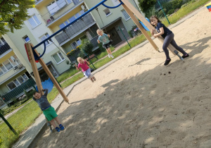 "Pszczółki" na huśtawkach na placu zabaw.