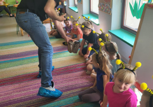 Dzieci oglądają narzędzia jakich używa pszczelarz.