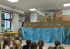 Dzieci oglądają przedstawienie teatralne pt. "Mała myszka".