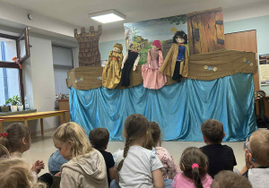 Dzieci oglądają przedstawienie teatralne pt. "Mała myszka".