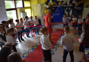 Dzieci podczas wykonywania układu tanecznego.