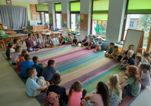 Pani Katarzyna Stasiak zaprasza dzieci najstarsze do świata jogi.