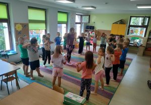 Starszaki wykonują zaproponowane ćwiczenie pod czujnym okiem p. Kasi.