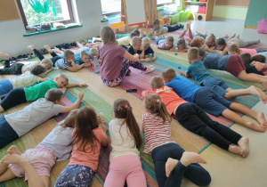 Dzieci starsze podczas ćwiczenia z kolorową klepsydrą żelową.